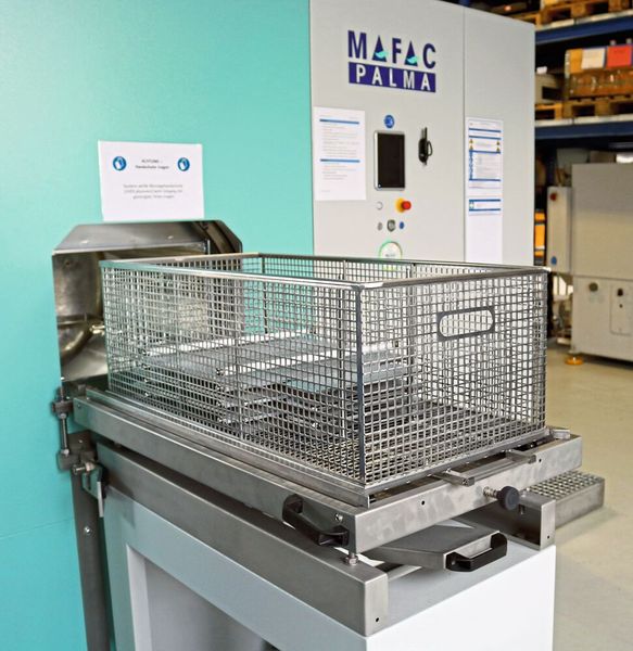 Die Edelstahlplatinen werden zu kleinen Paketchargen aufeinander geschichtet, was für die Reinigung und Trocknung eine besondere Herausforderung darstellt. (Bild: Mafac)