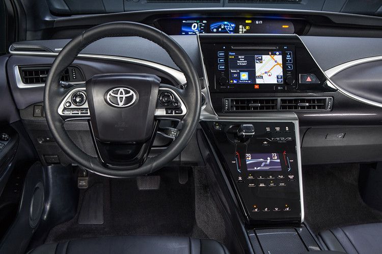 Das zentrale Element im Innenraum ist ein 4,2 Zoll großes Informationsdisplay. Darüberhinaus ... (Foto: Toyota/David Dewhurst)