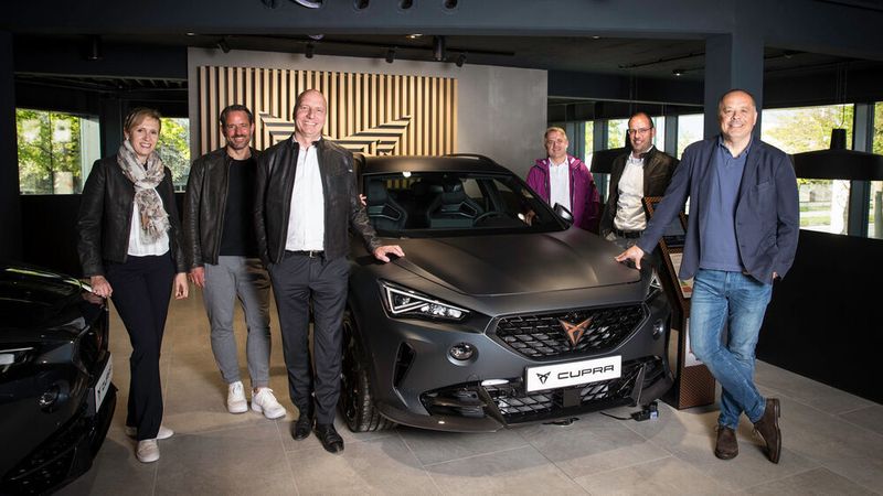 Gemeinsame Einweihung der Cupra Garage: (v. l.) PIA-Geschäftsführerin Claudia Fröhlich, Seat-Händlernetzentwickler Erik Händler mit Andreas Fehervary, Geschäftsführer der Mahag, Alexander Buk, Leiter Vertrieb Seat Deutschland, Alexander Helfer, Leiter Vertrieb der PIA, und Seat-Deutschland-Geschäftsführer Bernhard Bauer. (VGRD)