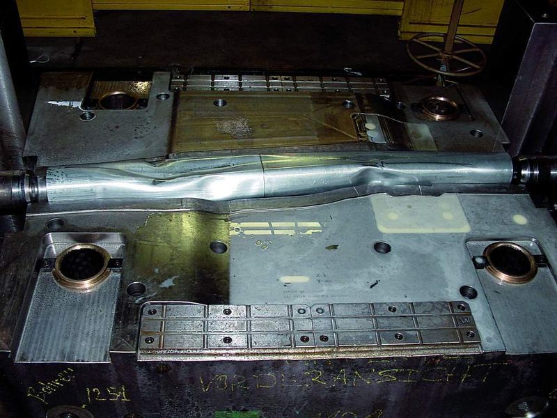 Bild 6: Vorgeformtes Tailor Welded Tube im atlas-spaceframe-Werkzeugsystem vor der IHU. (Archiv: Vogel Business Media)