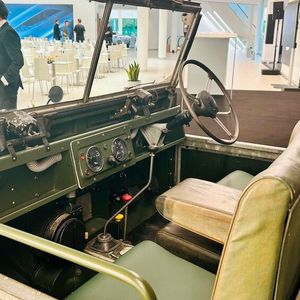 Churchill nutzte den Land Rover regelmäßig, um sich über sein 300 Morgen großes Anwesen chauffieren zu lassen, begleitet von seinem Pudel. Nach Churchills Tod ging das Auto in den Besitz seines Schwiegersohns über, bevor er 1973 für 160 Pfund an einen Farmer verkauft wurde. Der nutzte das Auto einige Jahre auf seinem Hof und parkte den Land Rover 1977 in einer Scheune. 2012 wurde das Auto mit nur 12.932 Meilen versteigert. Der Hammer fiel bei 129.000 Pfund. (Bild:  Richter)