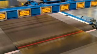 In Clustern gebündelte, intelligente Kameras garantieren selbst auf hochglänzenden Materialien höchste Messgenauigkeiten bei der Planheits- und Ebenheitsmessung. (Bild: IMS)