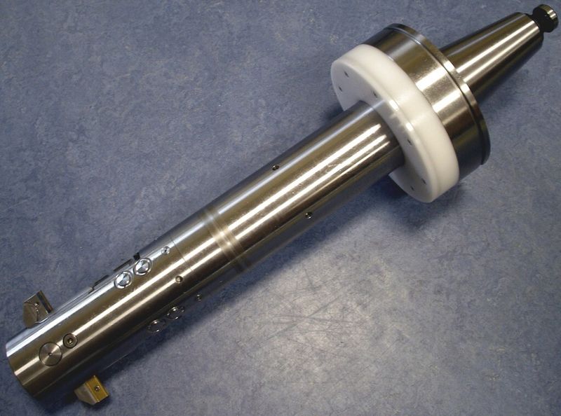 Kann nicht nur bohren, sondern auch seine Prozessdaten funken: Prototyp eines mechatronischen Zerspanungswerkzeugs, entwickelt von GFE. (Bild: GFE)