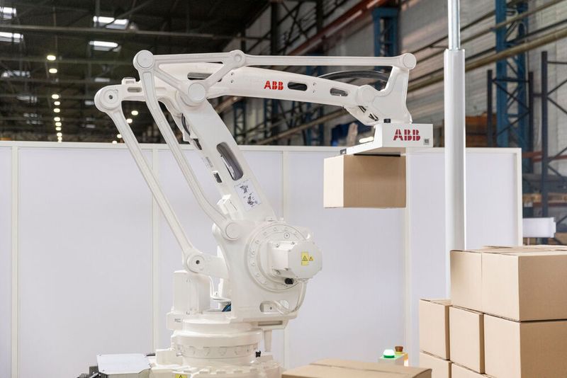 Mithilfe der Bildverarbeitungssoftware kann der ABB-Robotic-Depalletizer die verschiedensten Kartontypen schnell erkennen. Das bringt es mit sich, dass diverse Produkte mit geringem technischem Aufwand und kurzer Einrichtungszeit effizient gehandelt werden können.  (ABB / J. Vermeulen)