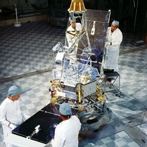 Letzte Inspektion an der Mariner-2-Sonde kurz vor dem Start(NASA)