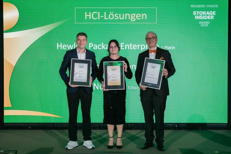 Für ihre HCI-Lösungen werden ausgezeichnet (v. l.): Nutanix (Silber, vertreten durch Tobias Troppmann), Thomas-Krenn (Gold, Stefanie Graf) und Hewlett Packard Enterprise (Platin, Nikola Karandjulov). (Bild: Manuel Emme Fotografie)