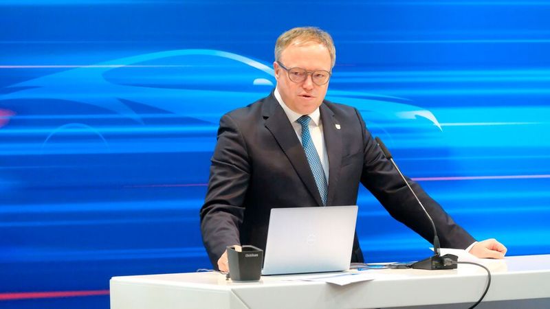 Mario Voigt, Ministerpräsident des Freistaats Thüringen, versprach in Weimar, alles dafür zu tun, dass Deutschland Autoland bleibe. (Bild: Holger Zietz)