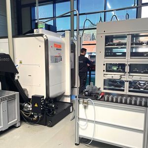 Der Palettenwechsler verfährt auf einem Wagen. Er wird für die Bearbeitung vor den Arbeitsraum der Maschine geschoben.(Bild:  Andrea Jäger)