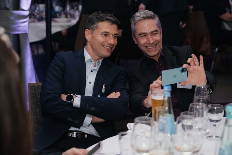 Tobias Troppman und Horst Robertz von Nutanix schauen sich Fotos an (vielleicht von der letzten Award-Gala?). (Bild: Manuel Emme Fotografie)