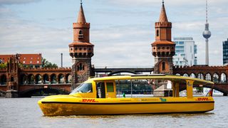 Bei einem erfolgreichen Testbetrieb des Solarschiffs auf der Spree würde Deutsche Post DHL prüfen, inwieweit ein Ausbau der Solarschiffsflotte möglich wäre. (Bild: Deutsche Post DHL Group/Jens Schlueter)