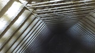 Silo mit strukturierter Behälterwand und Verstrebungen (Bild: Vega)