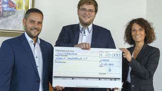 Spendenübergabe durch (v.l.): Marko Mustapic (Prokurist operatives Speditionsgeschäft), David Bücheler (Prokurist Lagerlogistik) und Tania Mel Alvarez (Prokuristin Administration, alle Transco). (Transco)