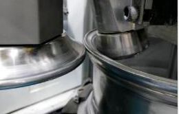 Die Maschine ist mit unabhängig voneinander steuerbaren Rollen ausgestattet. Die Maschine ist mit unabhängig voneinander steuerbaren Rollen ausgestattet.