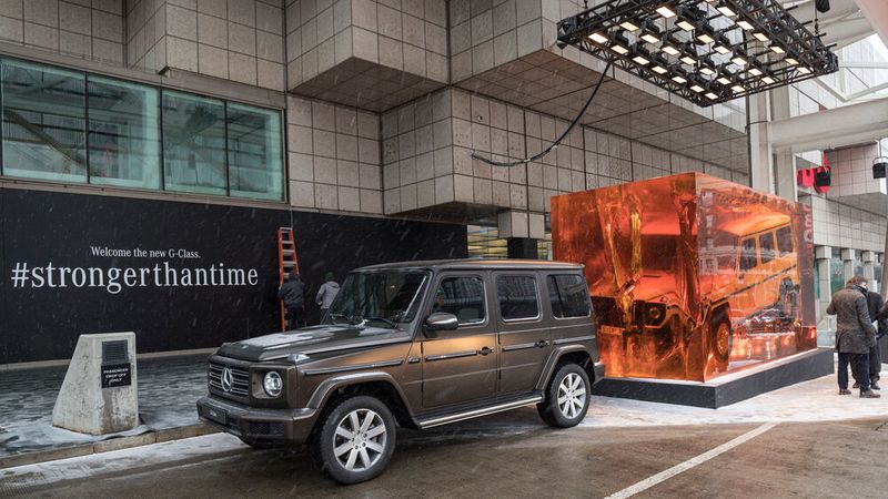 2018 hat Mercedes-Benz ein G-Modell von 1979 für eine Werbeaktion zur Premiere der neuen G-Klasse in 44,4 Tonnen Kunstharz eingegossen. Dies soll eine Anspielung auf in Bernstein konservierte Insekten sein – das G-Modell, das unverändert der Zeit trotzt. (Bild: Mercedes-Benz)