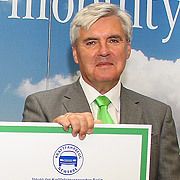 Walter Müller, Direktor der Mercedes-Benz-Niederlassung Berlin, hält die erste Zertifizierung eines Kfz-Betriebs als Hochvoltbetrieb in Händen. (MB Berlin)