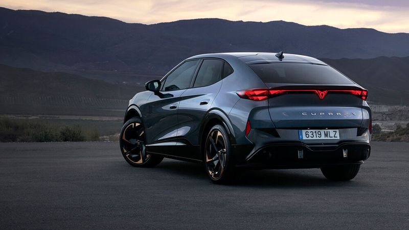 Zur Extravaganz gehören die beleuchteten Cupra-Logos auf der Heckklappe (inklusive der allgemein besonderen Lichtgrafik) … (Bild: Seat)