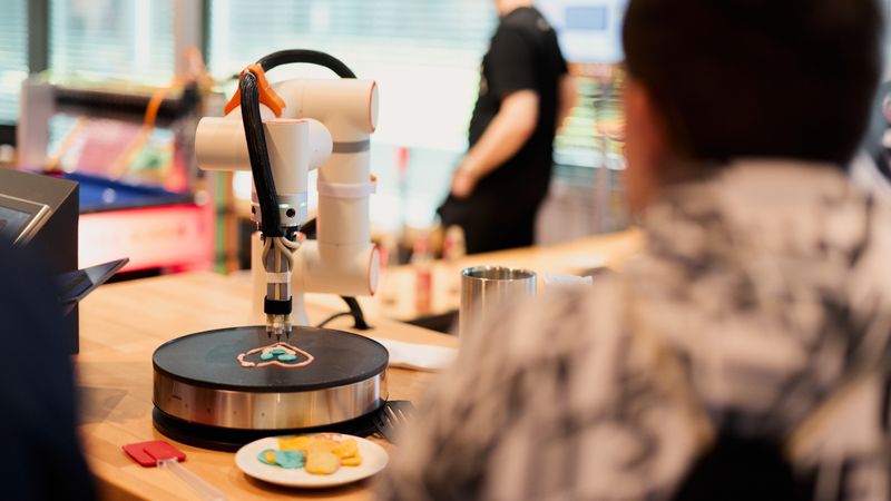 Studenten vom Campus Gütersloh haben einen Pancake-Roboter gebaut, der selbstgezeichnete Formen zu individuellen, farbigen Pancakes drucken kann.(Bild:  P. Pollmeier/HSBI)