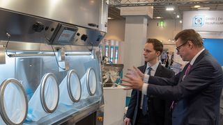 Kontaminationsfreies Produzieren ist ein Kernthema auf der Cleanzone. Hier im Bild moderne Isolatortechnik.  (Sandra Gätke / Messe Frankfurt Exhibition GmbH)