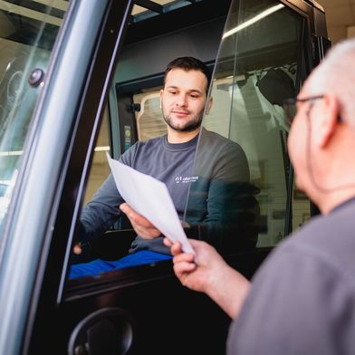 Das Albromet-Management beobachte mit Staunen, wie sich morgens die ankommenden Mitarbeiter nach dem Umziehen von einem bunten Gemisch in ein Team verwandeln, das dann einen einheitlichen und markanten Auftritt durch Mewa-Arbeitskleidung hinlegt. (Bild: Mewa)