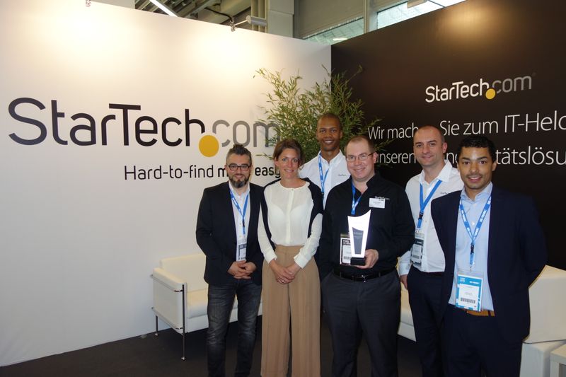 Birgit Dawidowicz-Lukaschl und (r.) Andreas Ilg, Ingram Micro, überreichen dem StarTech Team den Preis für 