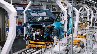 Die neu installierten 4-Arm-Gehänge von Dürr transportieren die E-Fahrzeuge im Zwickauer Werk. (Volkswagen AG)