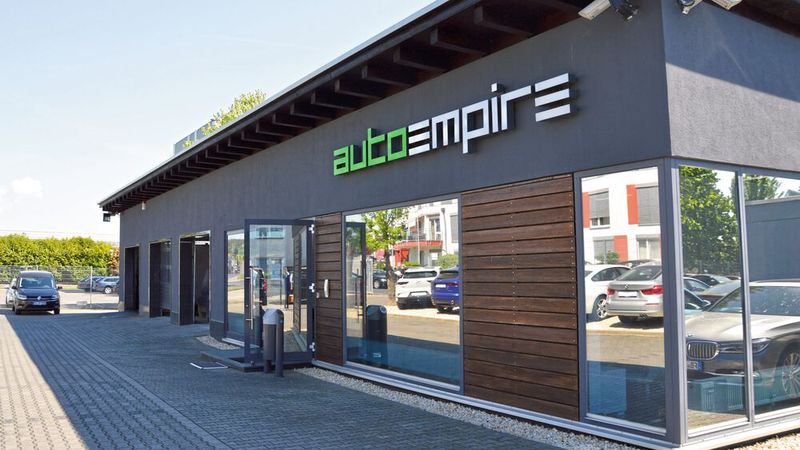 Als freier Handelsbetrieb hat Auto Empire eine Software für die Vertriebssteuerung entwickelt, mit der sich die Prozesse im Unternehmen weitgehend steuern lassen. Damit bewirbt sich der Händler umd den Automotive Business Award 2022 in der Kategorie „Digitalisierung“. (Bild: Achter/»kfz-betrieb«)