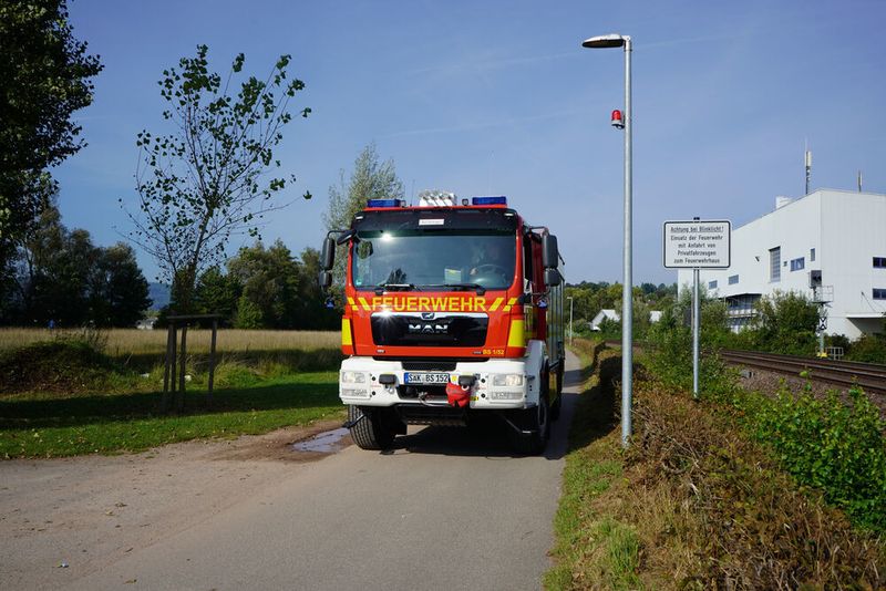 Die roten Warnleuchten am Murger Weg blitzen 10 Minuten lang, sobald die Feuerwehr alarmiert wurde.  (Werma Signaltechnik GmbH & Co KG)