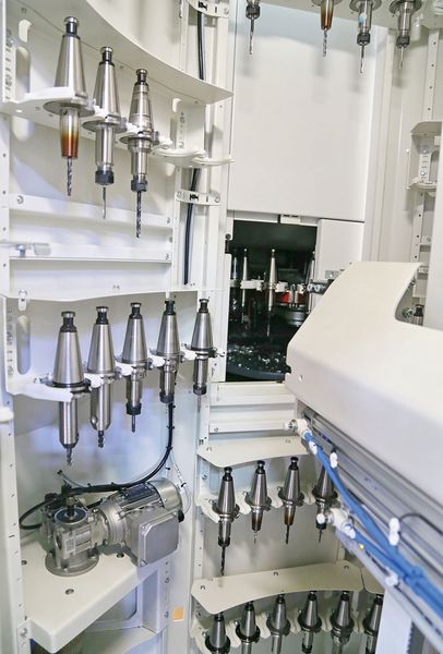 Stand-by-Magazin innen: Neben den 180 zusätzlichen Werkzeugplätzen sind 33 Werkzeuge direkt in der Maschine. Das Magazin ist mit einer Kegel-Reinigungsstation ausgestattet. (Anne Richter, SMM)