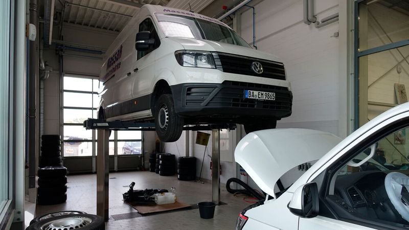 Außerdem ist nach oben genügend Platz, um auch große Transporter komfortabel anzuheben. (Bild: Schreiner/»kfz-betrieb«)