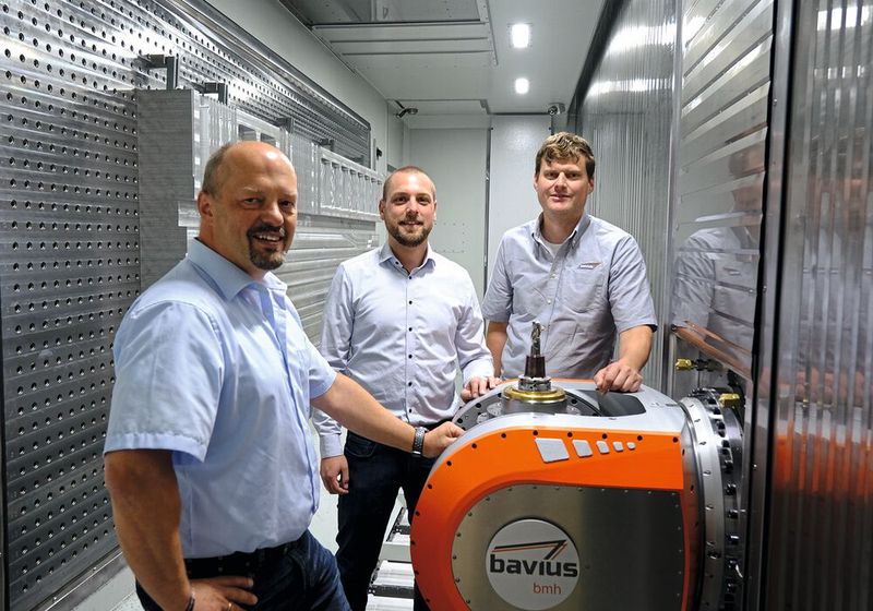 Haben in partnerschaftlicher Zusammenarbeit Bestwerte in der Aluminiumzerspanung erreicht (v. l.): Das Team um Thomas Jungbeck (Technischer Berater, Mapal), Tim Rohmer (Product Manager Vollhartmetall-Fräswerkzeuge, Mapal) und Stefan Diem (Anwendungstechnik, bavius).  (Bild: bavius)