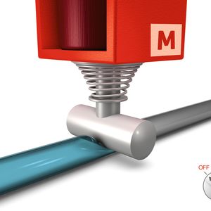Monostabile Hubmagnete bieten dort Vorteile, wo beispielsweise aus Sicherheitsgründen oder zur Stromersparnis eine Position ohne Versorgungsspannung gehalten werden muss. Bewerkstelligt wird dieses Verhalten durch den zusätzlichen Einbau eines Permanentmagneten. Durch Anlegen der Versorgungsspannung wird dieses Magnetfeld und damit auch die Haltekraft des Stößels durch die umgekehrte Polarität des erzeugten Gegenfelds aufgehoben.