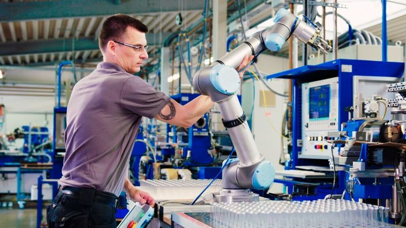 Die viel besungenen Cobots nehmen niemandem die Arbeit weg! Im Gegenteil, sie unterstützen die Menschen. Hier ein Anwendungsbeispiel für einen Cobot von Universal Robots. (Müller Maschinentechnik)