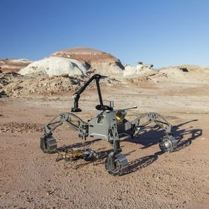 SherpaTT und Coyote III im Rendezvous-Manöver mit angedockten Nutzlsatcontainern an beiden Rovern.