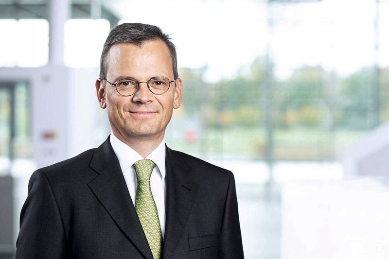 Neuer CFO bei SAP: Airbus muss sich einen neuen Finanzchef suchen. Dominik Asam verlässt den Konzern nach vier Jahren und wird am 7.3.2023 bei SAP starten. Der Aufsichtsrat des Softwareunternehmens hat den Absolventen eines Maschinenbaustudiums und Master of Business Administration zum Chief Financial Officer (CFO) und Mitglied des Vorstands der SAP SE ernannt. (Bild: SAP Deutschland SE & Co. KG)
