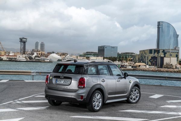 Für das Aufladen des Akkus an einer herkömmlichen Haushaltssteckdose müssen 3:15 Stunden einkalkuliert werden.  (Mini)