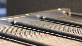 Die Brennstoffzellentechnik drückt andere Antriebskonzepte vielleicht bald an die Wand. Lediglich die hohen Kosten im vergleich zu den durchentwickelten Verbrennern bremsen die Durchsetzung, heißt es. Vor allem weil es an der Standardisierung der Komponenten und der Produktionsautomatisierung mangele. Hier ein PEMFC-Stack (Polymer-Elektrolyt-Membran-Brennstoffzellen-Stack) von Proton Motor Fuel Cell GmbH. Die Herstellung der Stacks wird im Rahmen eines Forschungsprojektes am Fraunhofer IWU in Chemnitz automatisiert, um diese günstiger zu machen. (Fraunhofer IWU)