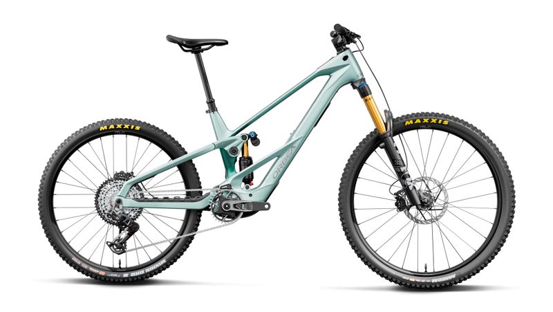 Orbea verbaut in der LT-Variante (engl. „Long Travel“, steht für: viel Federweg) seiner „Wild“-Modellserie erstmals in der Firmengeschichte einen Avinox-Motor. Genauer den außerordentlich leistungsstarken M2S, kombiniert wahlweise mit einem leichteren 600- oder ausdauernderen 800-Wattstunden-Akku. Beim Wild LT legt Orbea den Schwerpunkt auf ein direktes Ansprechverhalten des Motors: Die Orbea-exklusive Motorsteuerungssoftware RS Tune stimmt die Unterstützung sensibel auf Pedalkraft und Kurbelrotation ab. Dadurch soll die Motorleistung gerade beim Anfahren am Berg und beim Pedal-Ratcheting (kleine Pedalimpulse zum Überwinden von Hindernissen) auf steilen, technischen Passagen besser kontrollierbar sein. Der Motor liefert bis zu 130 Newtonmeter Drehmoment, mit Superboost bis zu 150 Newtonmeter. Die Maximalleistung liegt bei 1.500 Watt, also zwei PS. Vom hauseigenen „Rallon RS“ übernimmt Orbea die smarte Steuerung der elektronischen Komponenten wie Antrieb, Teleskopsattelstütze und Fahrwerk (optional) mit einer einzigen Fernbedienung. Alle elektrischen Komponenten des Bikes werden über den Haupt-Akku mit Strom versorgt, das Aufladen einzelner Komponenten entfällt. Für die Fahrwerks- und Rahmenauslegung hat Orbea den Motoraufnahmebereich, die Dämpferaufnahme, die obere Umlenkwippe und das Oberrohr tief positioniert. Dieser tiefe, zentrale Schwerpunkt soll das Handling bei Tempo stabilisieren und gleichzeitig mehr Überstandshöhe sowie Bewegungsfreiheit schaffen. Am Heck arbeitet das Wild LT mit 170 Millimetern Federweg und einer progressiven Übersetzung; die Kinematik stammt von Orbeas Enduro-Plattform Rallon. Sie soll die Traktion verbessern und Pedalrückschlag reduzieren. Über das firmeneigene Myorbea Program (MyO) lässt sich das Bike nach individuellen Wünschen anpassen, unter anderem hinsichtlich Akku-Wahl und Ausstattung. Zu den Ausstattungsdetails zählen unter anderem magnetisch gesicherte Innensechskantschlüssel im Rahmen, abgedichtete Lagerpunkte und Rahmenschutz.  (Bild: www.orbea.com | pd-f)