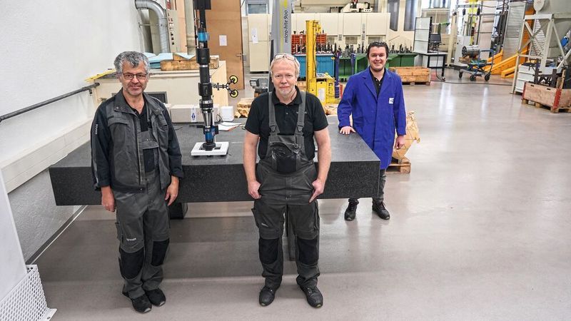 Abteilungsleiter Charles Flück und Maschinenbediener Laurent Dreier von Tornos (von links) mit Mapal-Anwendungstechniker Umut Ünlü neben dem speziell für das neue Werkzeug gefertigten Einstellgerät für die Justierung der Schneiden.   (Mapal)