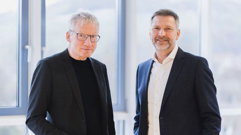 Heribert Rohrbeck (links), CEO der Bürkert-Gruppe, und sein Nachfolger, Georg Stawowy, der ab April 2023 die Leitung des international agierenden Fluidikspezialisten übernehmen wird.(Bild:  Bürkert)