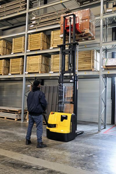 Beim Transport von Lasten über kurze Strecken zwischen verschiedenen Lagereinheiten bietet der S1.5UT von Hyster Stabilität durch eine einstellbare Ausgleichsrolle. (Bild: Hyster)