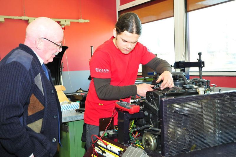 Roman Telser aus Südtirol bei der Diagnose einer Moto-Motronic. Die Aufgabe bereitete den Teilnehmern die größten Probleme. (Archiv: Vogel Business Media)