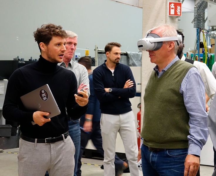 XR-Brille auf, und fertig ist der WAAM-Einrichtungsexperte! Nun, ganz so einfach wird es nicht sein. Aber hier nehmen die Teilnehmer am Abschlusstreffen zum entsprechenden ITEA-Projekt das Forschungsergebnis genau unter die Lupe respektive vor die Augen. (Bild: IAPT)