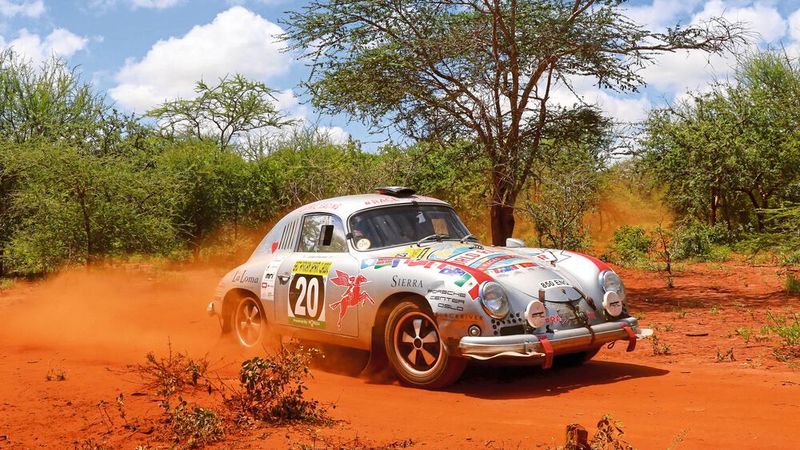 Im Jahr 2019 waren Renée Brinkerhoff und ihre Tochter bzw. Navigatorin Juliette das zweite von Frauen geführte Team, das die historische ostafrikanische Safari Classic Rally seit ihrer Gründung im Jahr 1953 absolvierte. (Bild: Porsche AG)