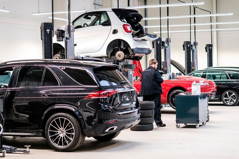 Es gibt im Airport Center eine große Pkw-Werkstatt... (Info@MarioBok.de)