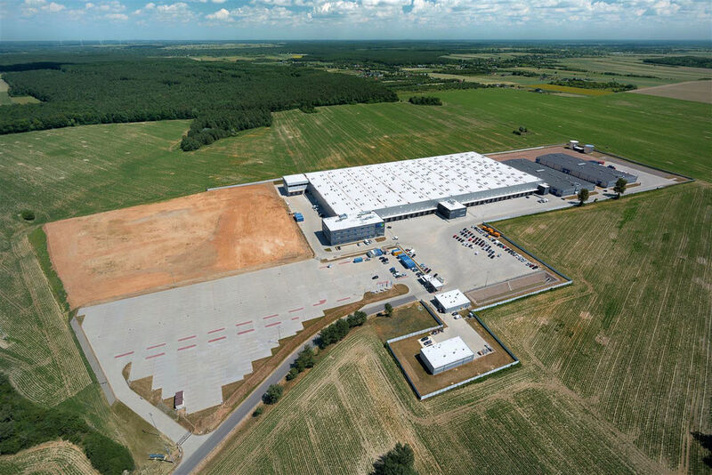 Die Verantwortlichen entschieden sich, in Zakroczym, rund 30 km von Warschau entfernt, das neue automatisierte Europa-Logistikzentrum zu bauen. (Beumer)