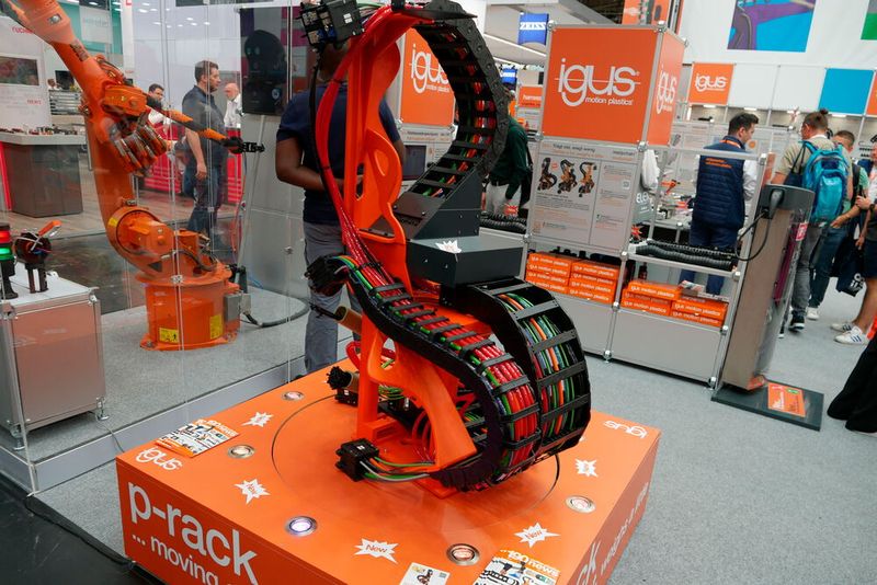 Sämtliche Anbauteile des Igus P-Racks kommen aus dem 3D-Drucker. Das hat laut dem Unternehmen gleich mehrere Vorteile: die Module können individuell angepasst werden, sind leicht und günstig. Die Anbauteile können auch aus Maisstärke hergestellt werden. Damit sind nahezu alle Geometrien realisierbar, gleichzeitig sei der Werkstoff sehr robust und absolut „unrostbar“. Das Material kann zudem regranuliert und wiederverwendet werden.  (Bild: Sandro Kipar/VCG)