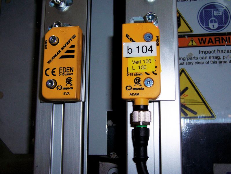 Bild 4: Dieser Sicherheitssensor hat einen Schaltabstand von 0 bis 15 mm bei Betätigungswinkeln von 0 bis 360°. Die Blinkfrequenz der LED dient als Justierhilfe. (Bild: ABB)