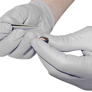 Minikraftwerk: Wiegand-Sensoren sind so klein, dass sie problemlos auf eine Fingerkuppe passen. (Bild:  Posital)