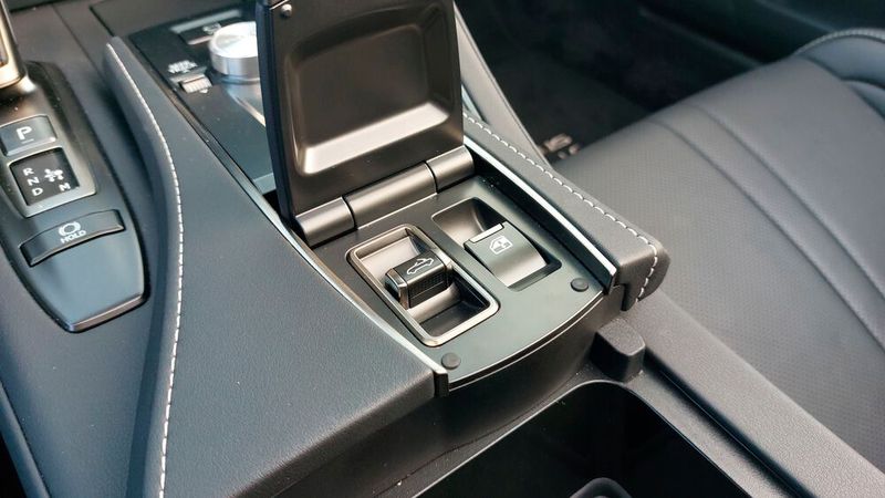8. Das Öffnen des Dachs: Wer schnell den Schalter sucht, um das Dach zu öffnen, wird nicht fündig werden, denn der ist unter einer Klappe in der Mittelkonsole verborgen. Betätigt man ihn, vergehen rund 15 Sekunden, bis das Stoffverdeck mit einer eleganten Bewegung unter der Kofferraumklappe verschwindet.  (Bild: Mauritz – VCG)