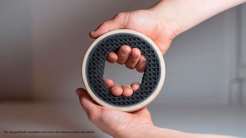 Gewinner in der Kategorie Design ist die Hochschule für Gestaltung Schwäbisch Gmünd. Sie hat mit außergewöhnlichen AM-Designs die Jury überzeugt und den Formnext Design Award gewonnen. Die Handtherapie-Produkte „Grabbit“, die von der Hochschule entwickelt wurden, sollen helfen, die Hände zu trainieren – zum Beispiel bei Krankheiten, Verletzungen oder altersbedingter Schwäche. TPU-Lattice-Strukturen und PA12 werden dabei mit Eschenholz kombiniert.  (Bild: Hochschule Schwäbisch Gmünd)